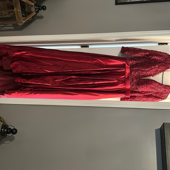 Formal burgundy dress, never worn - Picture 1 of 5